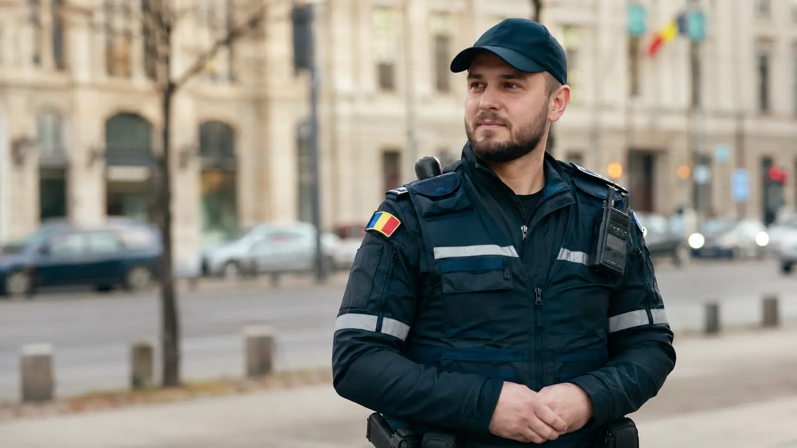 Polițist român în uniformă pe o stradă din oraș