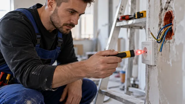Electrician în salopetă care ține un detector de tensiune fără contact lângă o priză, cu vârful aprins în roșu, într-un apartament în renovare